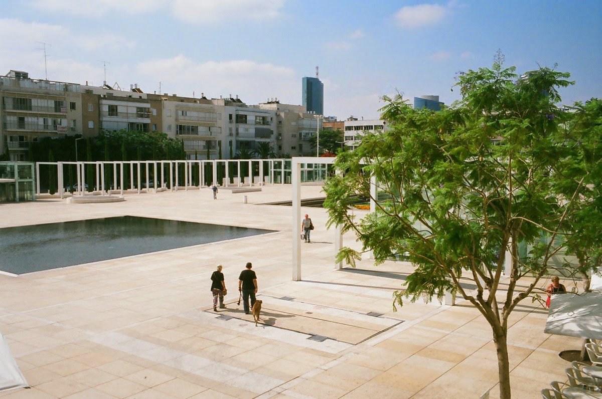 TheDailyFrame1's tweet photo. June 18, 2014 Tel Aviv #35mm #Leica #fujifilm #pro160s https://t.co/YG7OrWRdSz