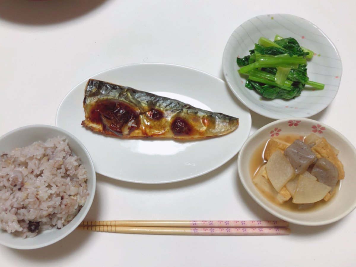 土曜日の夕食はおばんざいです☆ 塩サバを焼いて小松菜炒めて煮物を作りました❗️ 本当の日本料理です❣️