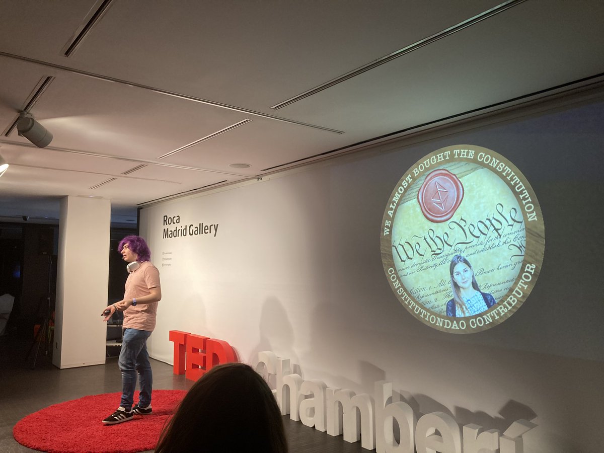 Alucinada con la historia de <a href="/m1guelpf/">Miguel Piedrafita ✨</a> en @TedxChamberi de cómo casi compran la constitución americana con una DAO en una semana. Sin duda el presente lo mueven cada vez más las #comunidades y la #OwnershipEconomy
