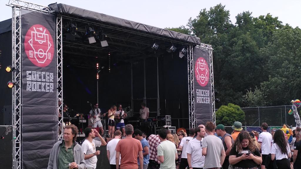 Wat is het kut om agent te zijn... #sophiestraat op #soccerrocker! #SR22 
Overigens is de damesfinale gewonnen door Suki en the Lesbians!