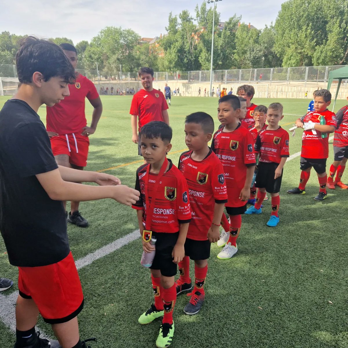 rvillaverdecf's tweet photo. 📷🤩 Algunas fotos de esta mañana.

Gracias @CFMadridRio @AVLaChimenea @atleticodemadrid @OVButarque

#UnBarrioUnEquipoUnaIlusión #EternoDavid https://t.co/ru2eQfEskF