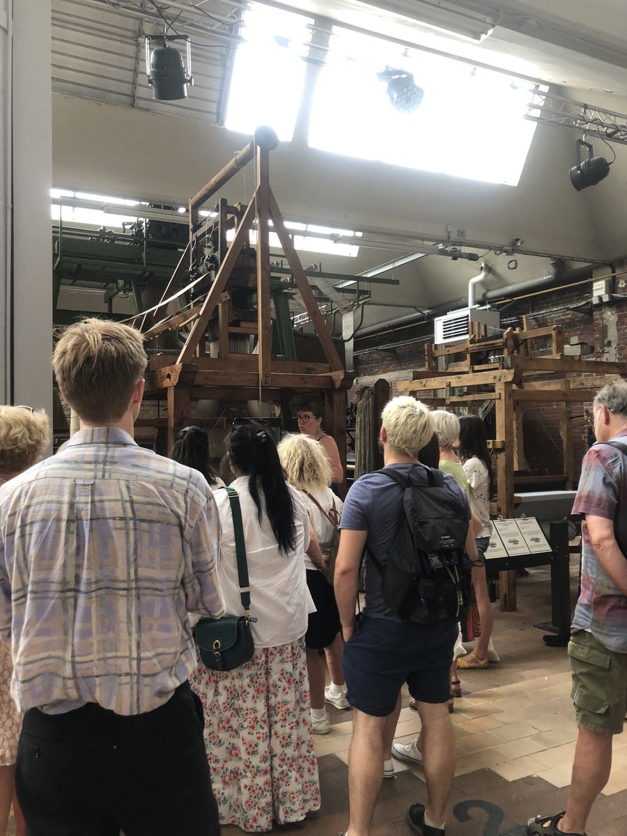 Visite de la manufacture@roubaix par le public@ latitudescontemporaines avant le spectacle d Ivana Muller