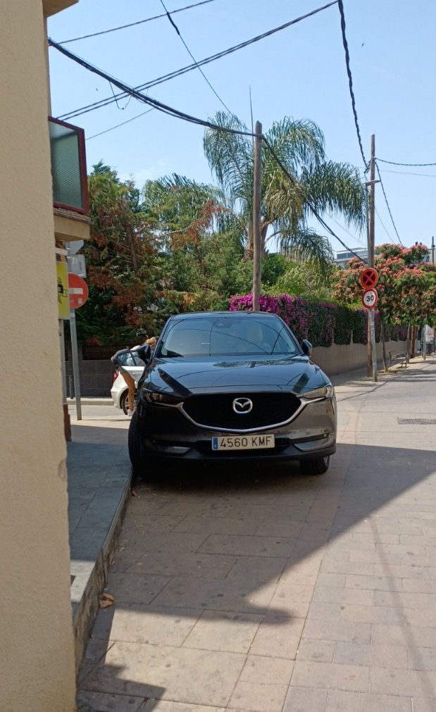 m_deixa's tweet photo. Ocupació de la via pública per dos vehicles estacionats en un carrer amb prioritat pels vianants.
#JoNoPucPassar #DeixamPassarVdM #VilassarDeMar
@VilassardeMar https://t.co/VKwslVF9VX