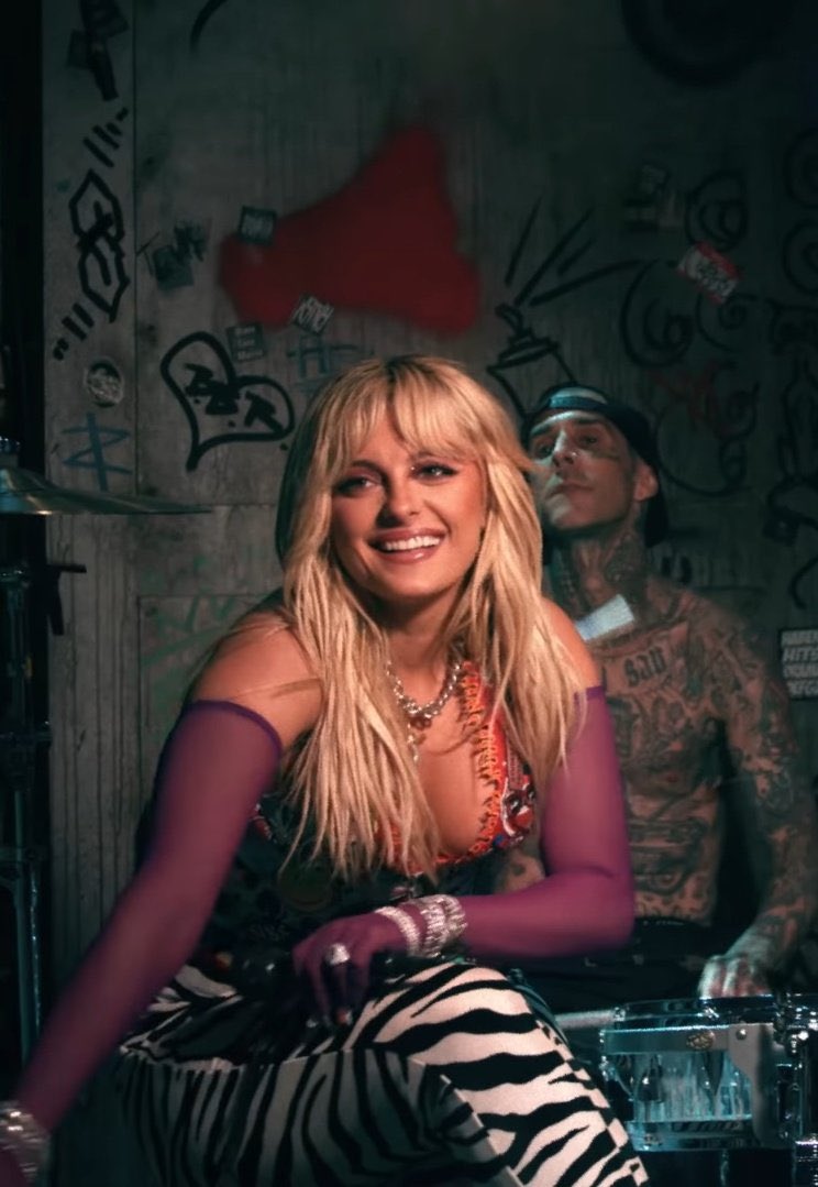 RexhaLatestSite's tweet photo. Apple Music ITUNES VIETNAM 

@BebeRexha - "Break My Heart Myself" feat. @travisbarker: 

#76 Vietnam (NEW) 🇻🇳

iTunes here we go! Keep streaming &amp; buying! https://t.co/wENxsm1za0
