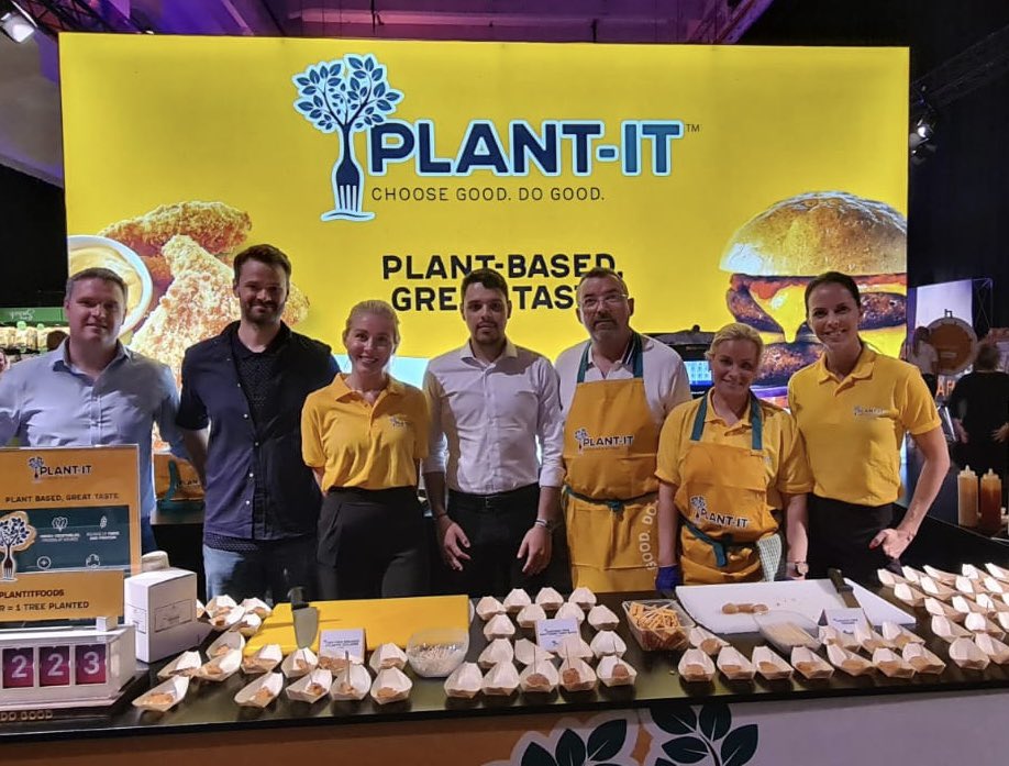 plantitfoodco's tweet photo. Plant-It are attending @vegemessut at Kaapelitehdas in Helsinki, Finland. 🇫🇮 

Vegemessut is the Biggest Vegan Food Fair in the Nordics. 🌱

Come visit us in the Cable Factory and taste our Delicious Plant-Based food. 😋 

#ChooseGoodDoGood #PlantBased #Vegemessut2022 https://t.co/otESo7nCan