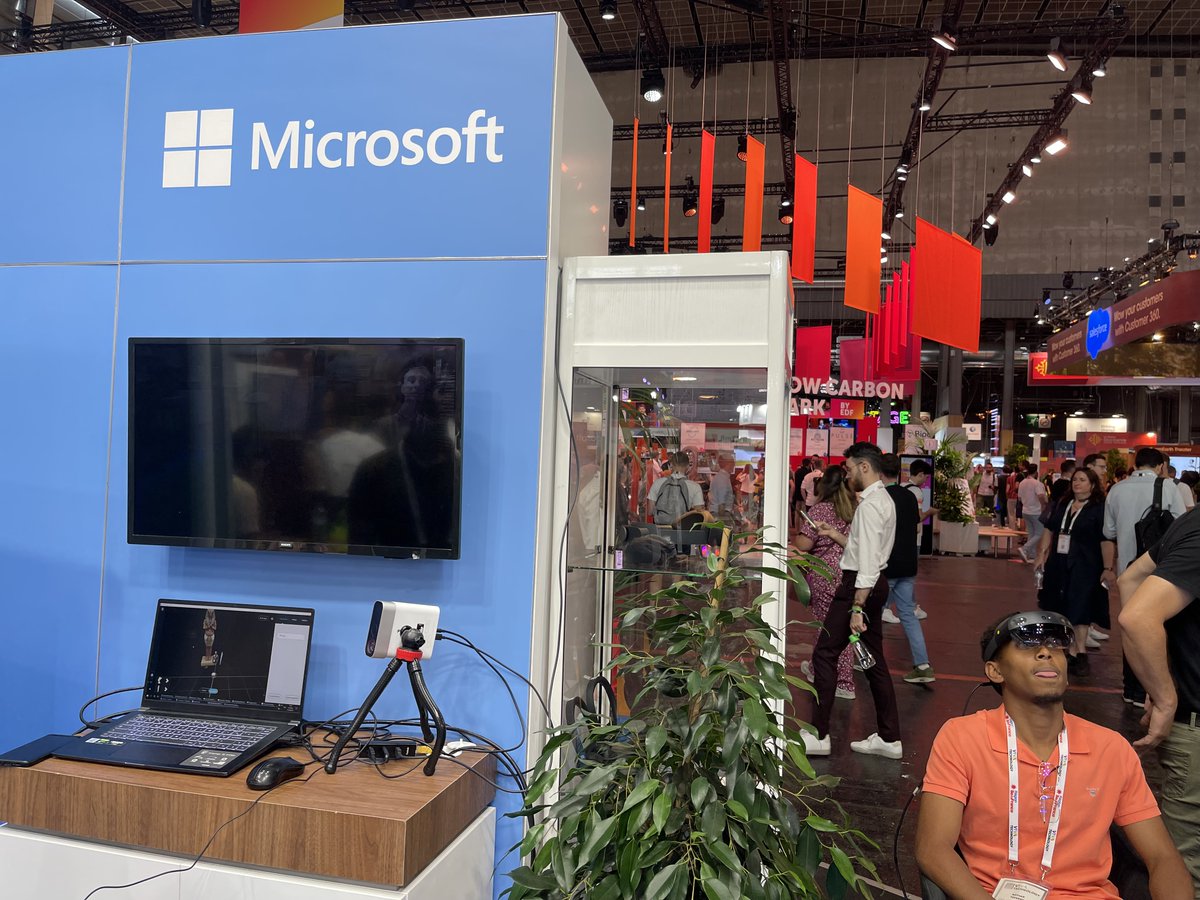 Great visit 🙏<a href="/microsoftfrance/">Microsoft France</a> at #VivaTech testing new mixed Reality collaborative tools to enjoy #futureofwork #MBADMB #VivaMS #TransfoNum 🤩Amazing