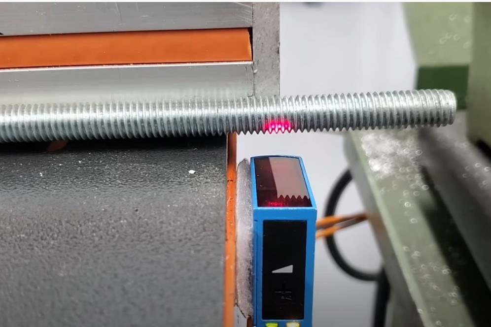 TigerStop's tweet image. TigerMeasure adds an extra level of #DynamicOptimization using infrared light to automatically detect material. Your #TigerStop machine can then quickly &amp; accurately process random lengths of scrap material!
Learn how: bit.ly/3xpHzM7
#LeanManufacturing #Automation
