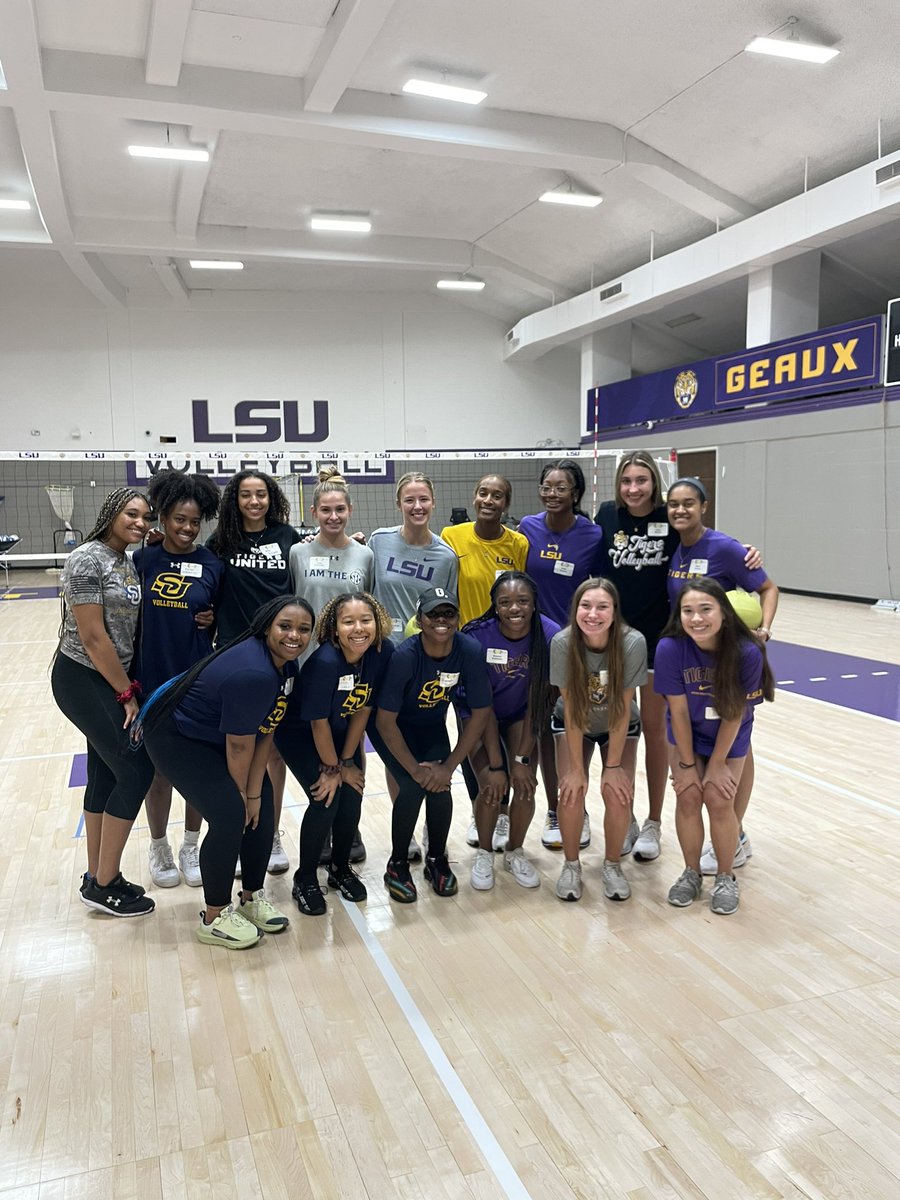 lsuvolleyball's tweet image. Having a blast partnering with @SouthernU_VB at 𝐆𝐞𝐚𝐮𝐱 𝐃𝐚𝐲 to commemorate the 50 Year Anniversary of Women’s Athletics! #GeauxTiger🐯 #GeauxJags🐆