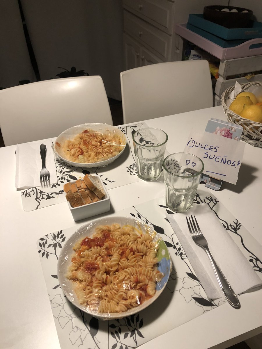 anoche salí con una amiga y a la vuelta nos fuimos a dormir de mi abuela. antes de eso le había comentado que siempre me agarra hambre a la madrugada, entonces cuando llego tipo 5 efectivamente muerta de hambre me encuentro con la siguiente foto: