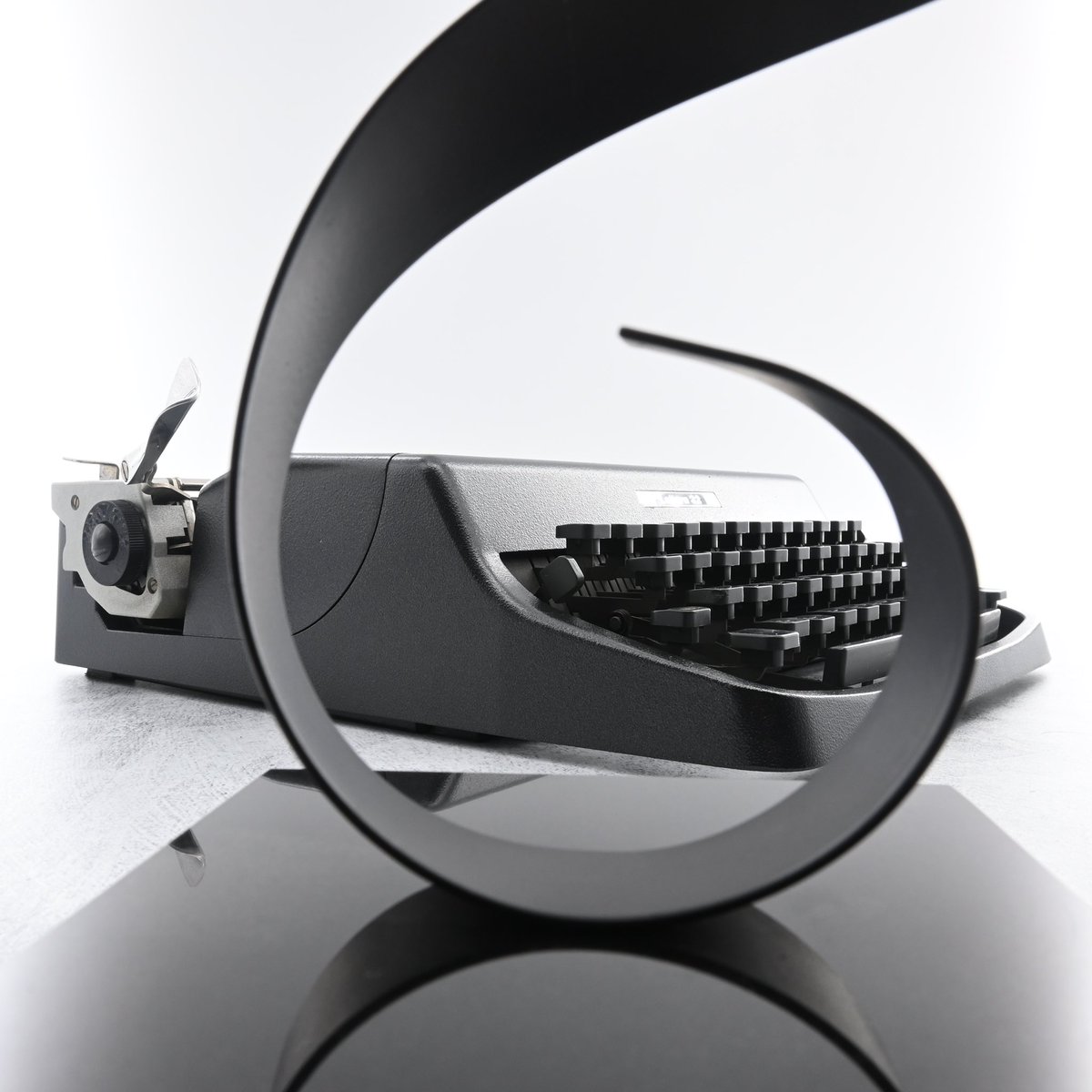 🖤 Redefining typewriter elegance through our latest rescued Olivetti Lettera 32 in black 🎬 One of many carefully restored typewriters listed on our website 🖥#mrmrsvintagetypewriters #typewriter #vintagetypewriter #vintagetypewriters #typewriterrevolution #type #black #NFT