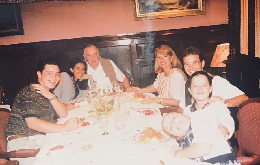 mrlombana's tweet photo. Como cuando mi abuelo invitó al Dr @GarciaPosti al #Arzac para que al menos un día comiera bien carajo!! (San Sebastián, 1994) https://t.co/Yyo8kzbvU9