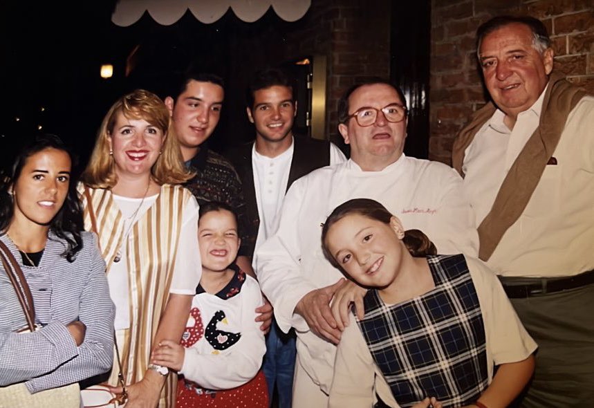 mrlombana's tweet photo. Como cuando mi abuelo invitó al Dr @GarciaPosti al #Arzac para que al menos un día comiera bien carajo!! (San Sebastián, 1994) https://t.co/Yyo8kzbvU9
