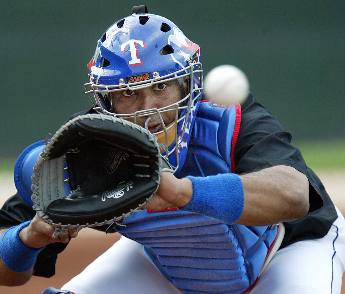 Happy birthday to former catcher Sandy Alomar Jr. 