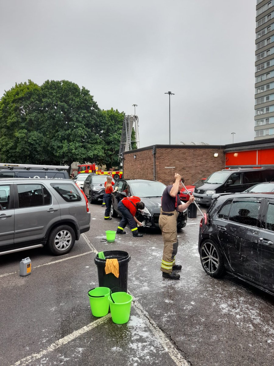 stevenage_fire's tweet photo. Huge thanks to all that came and supported us at Stevenage fire station for our car wash.
Great amount of money raised for the firefighter charity. https://t.co/QgbOih8SpP