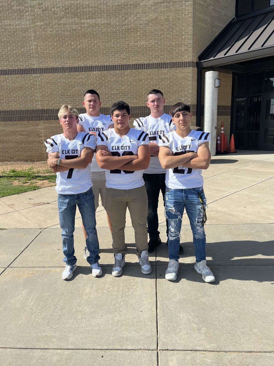 Me and the boys going for 📸  shoot at carl albert for #prepredzone more to come.🦍 #27 #senioryear #football #highschool they aren't ready 🔥💯