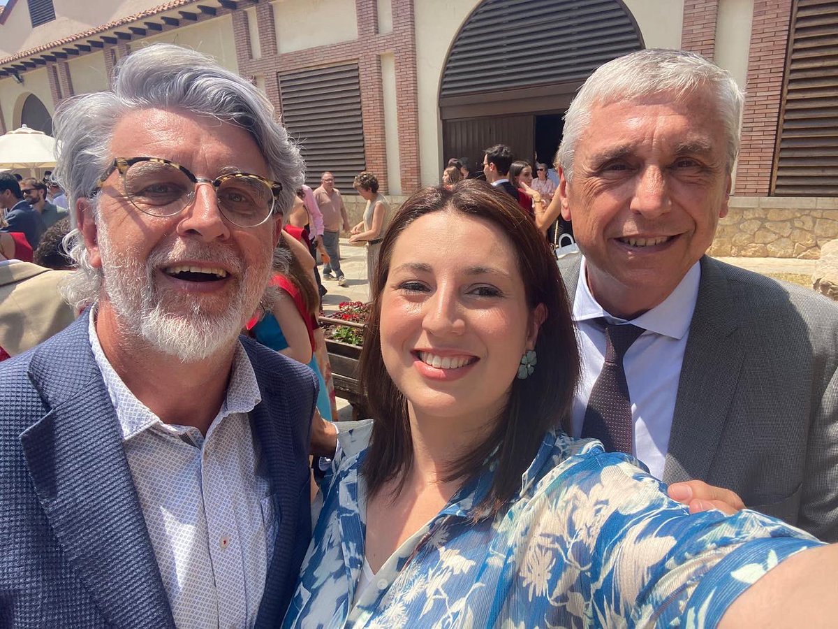 ERoigM's tweet photo. Avui amb Josep Maria Carbonell i Anna en la cerimònia de graduació del Màster de Relacions Institucionals, Esdeveniments i Protocol de la Facultat de Comunicació Blanquerna de Universitat Ramon Llull 
Un plaer retrobar-nos Josep Ma en un dia tant especial, enhorabona! @Blanquerna https://t.co/bQ4dqpCLNL
