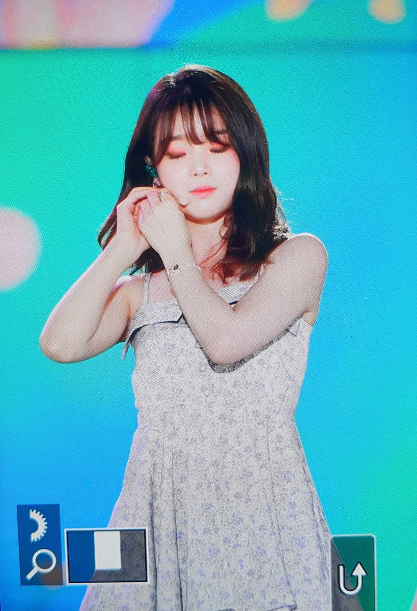 think_125's tweet photo. 220618 드림콘서트
무대하는 다람쥐 캐올만🥺

#승희 #현승희 #오마이걸 https://t.co/mXQtlvCljA