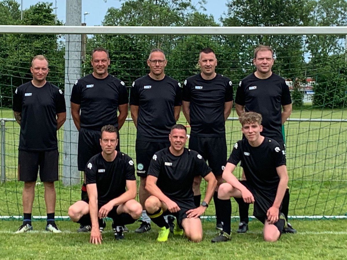 FrancisVeenema's tweet photo. Bedrijventoernooi De Wilper Boys #dewilp #dewilperboys #bedrijventoernooi https://t.co/ZxXvYz756h