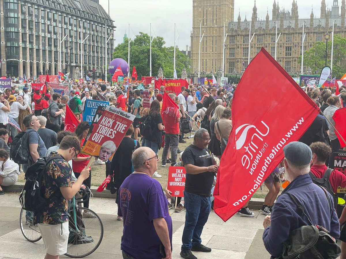 Thank you to all who made it to #London for <a href="/The_TUC/">Trades Union Congress</a> <a href="/pplsassembly/">People's Assembly</a> #climatejusticebloc  @COP26_Coalition #WeDemandBetter demo! 

<a href="/ExtinctionR/">Extinction Rebellion Global</a> <a href="/XRebellionUK/">Extinction Rebellion UK 🌍</a> <a href="/unitetheunion/">Unite the union: join a union</a> <a href="/unisontheunion/">UNISON - UK's largest union</a> <a href="/IWGBunion/">IWGB</a> <a href="/CWUnews/">CWU</a> <a href="/Dis_PPL_Protest/">DPAC</a> <a href="/BFAWUOfficial/">BFAWU</a> AND SO MANY MORE ♥ #StrongerTogether