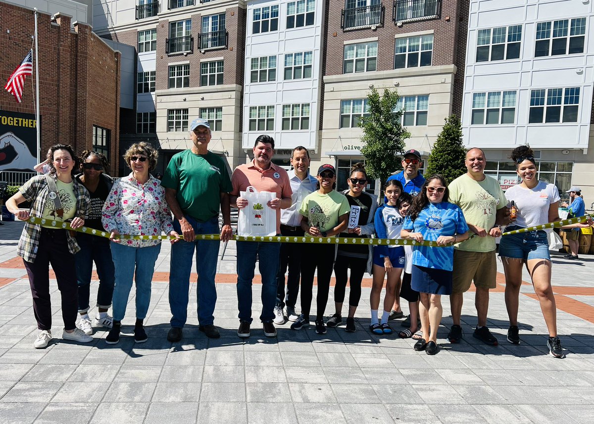 mayorbusch's tweet photo. The 2022 season of the @MetuchenMkt is underway and it is bustling! 

Come join us on the Plaza through the Fall on Saturdays from 9am to 2pm. https://t.co/Tqkob9J1n0