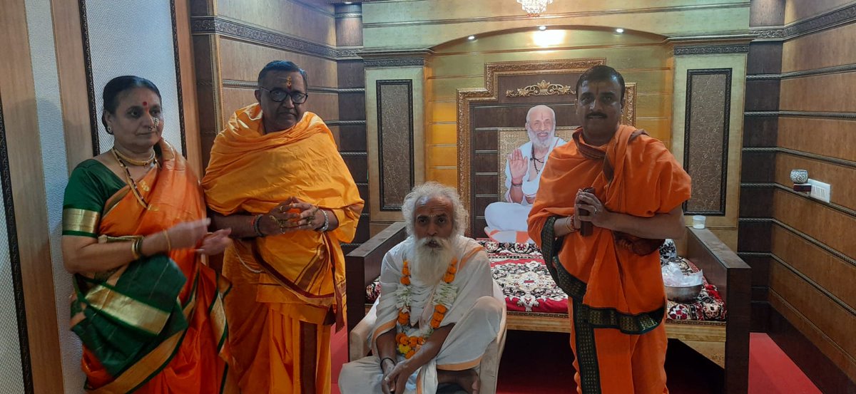 Mahayoga_Org's tweet photo. नाशिक मुख्य केंद्रातील रजत कवच व रजत पादुका प्राणप्रतिष्ठा कार्यक्रमासाठी वेदाचार्य प. पू. श्री. गणेश्वरशास्री द्रविड गुरुजींचे महायोगाश्रमात आगमन व स्वागत. https://t.co/xO9jQF3uug