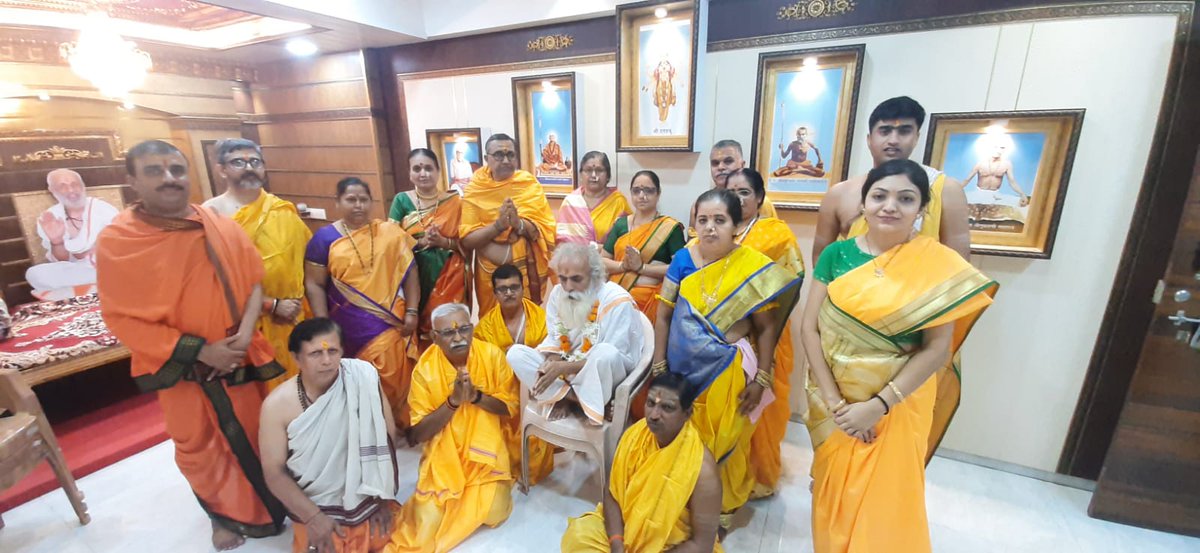 Mahayoga_Org's tweet photo. नाशिक मुख्य केंद्रातील रजत कवच व रजत पादुका प्राणप्रतिष्ठा कार्यक्रमासाठी वेदाचार्य प. पू. श्री. गणेश्वरशास्री द्रविड गुरुजींचे महायोगाश्रमात आगमन व स्वागत. https://t.co/xO9jQF3uug