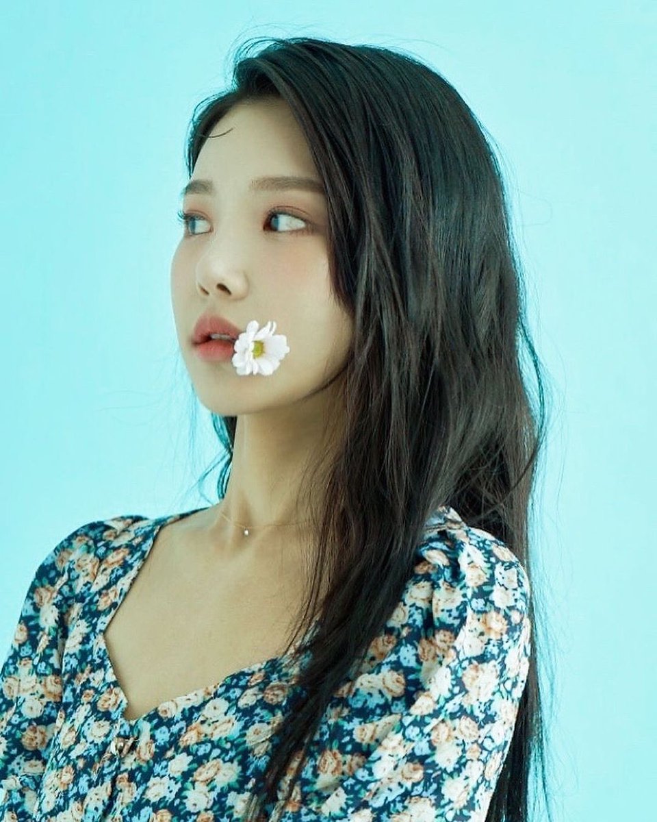 LeeSoyul_intl's tweet photo. [Yulleda Instagram Updated : 220618 - https://t.co/9gFMuIATAU] 

‘It’s been a long time since I did photoshoot 
They took these so pretty

🌼🌻🌸’

@MCMC_official
#LeeSoyul #Soyul 
#이소율 #소율 https://t.co/83SeZ1jy7R