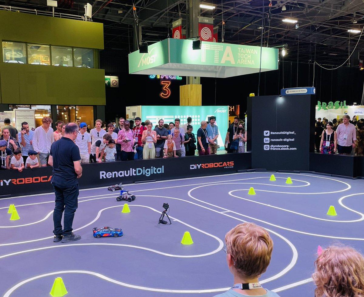 Mes enfants ne comprennent rien à mon travail.

Je les emmène à @Vivatech.

J'ai comme l'impression que j'ai raté mon coup...  

Non je ne voyage pas en fusée, non je ne joue pas toute la journée aux petites voitures 😅🤦🏻‍♀️