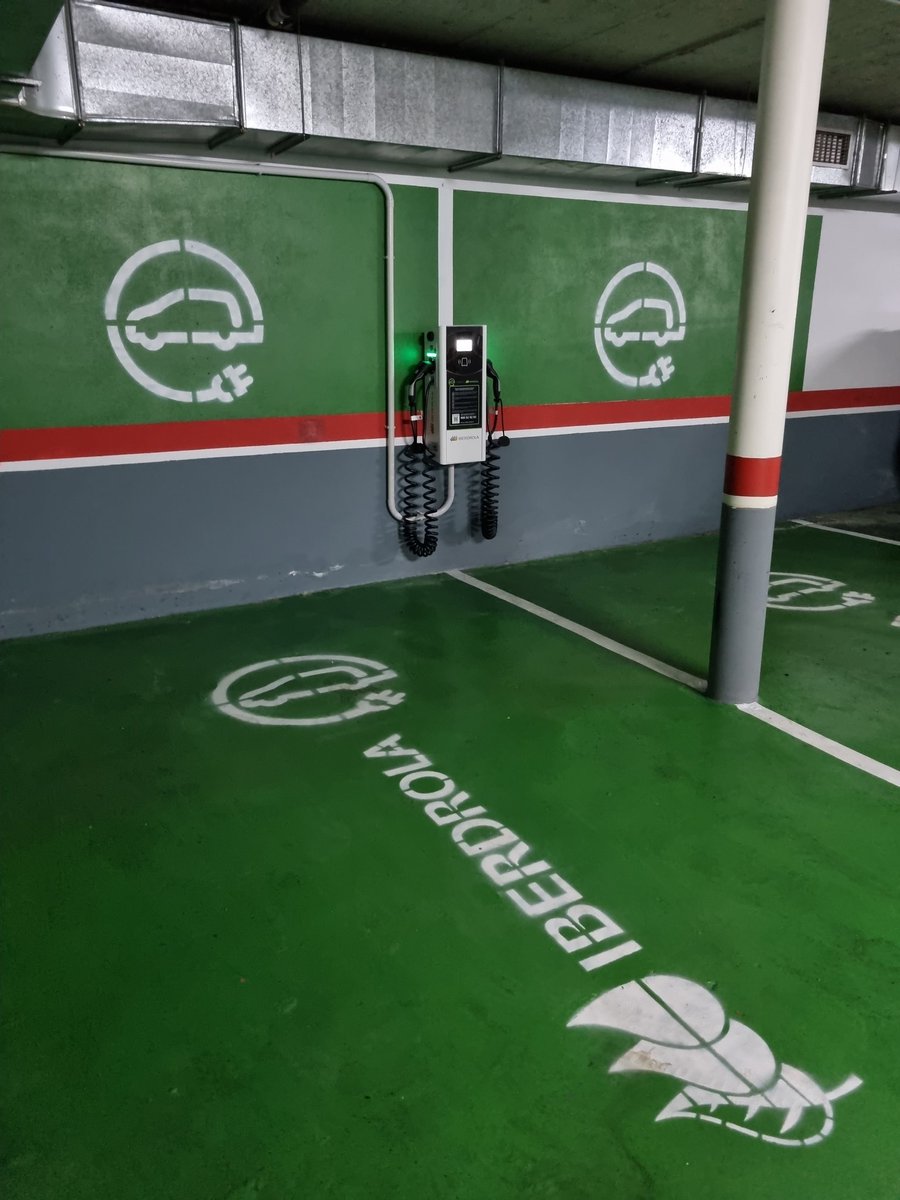Most hotels in Spain offer free charging points.This one used to have a schuko power plug on which you recharge your car without issues.This year <a href="/iberdrola/">Iberdrola</a> replaced it with this:
1. Isn't free.
2.Doesn't work.
It's either greenwasging out ourltrigh sabotage.
cc @Castillatermal