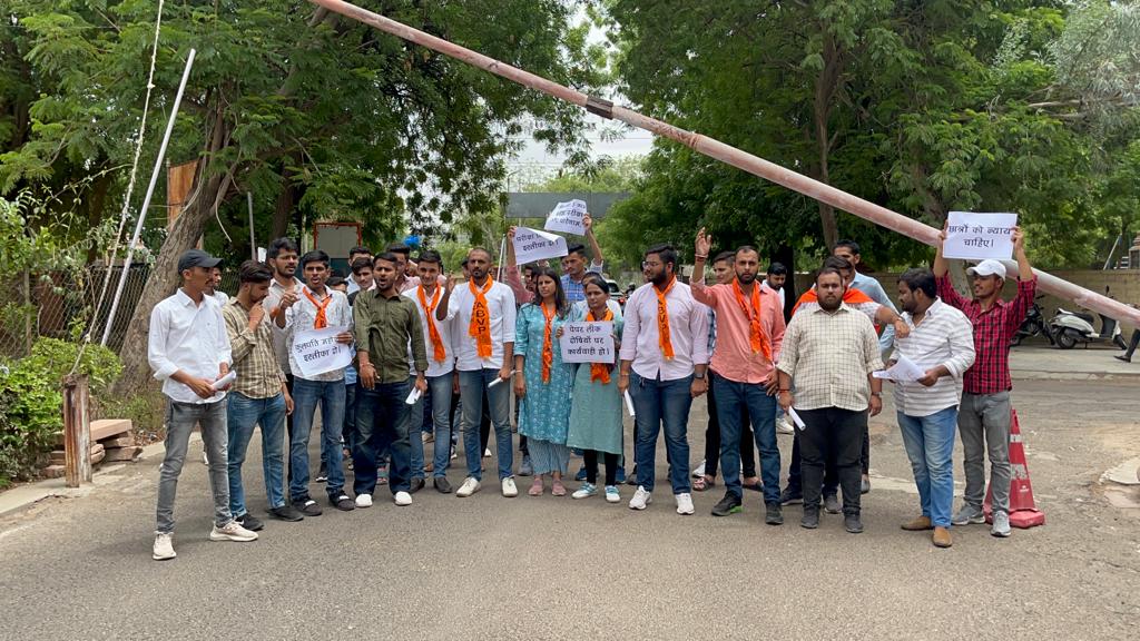 AbvpJnvu's tweet photo. अखिल भारतीय वि��्यार्थी परिषद जय नारायण व्यास विश्वविद्यालय इकाई द्वारा केंद्रीय कार्यालय पर परीक्षा प्रश्न पत्र लीक में लिप्त दोषियों पर नियमानुसार कार्रवाई को लेकर प्रदर्शन कर कुलपति के नाम कुलसचिव को ज्ञापन सौंपा।
#ABVP_JNVU_JODHPUR https://t.co/mYqEC7Wiv3