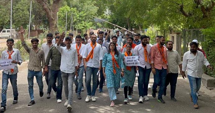 AbvpJnvu's tweet photo. अखिल भारतीय वि��्यार्थी परिषद जय नारायण व्यास विश्वविद्यालय इकाई द्वारा केंद्रीय कार्यालय पर परीक्षा प्रश्न पत्र लीक में लिप्त दोषियों पर नियमानुसार कार्रवाई को लेकर प्रदर्शन कर कुलपति के नाम कुलसचिव को ज्ञापन सौंपा।
#ABVP_JNVU_JODHPUR https://t.co/mYqEC7Wiv3