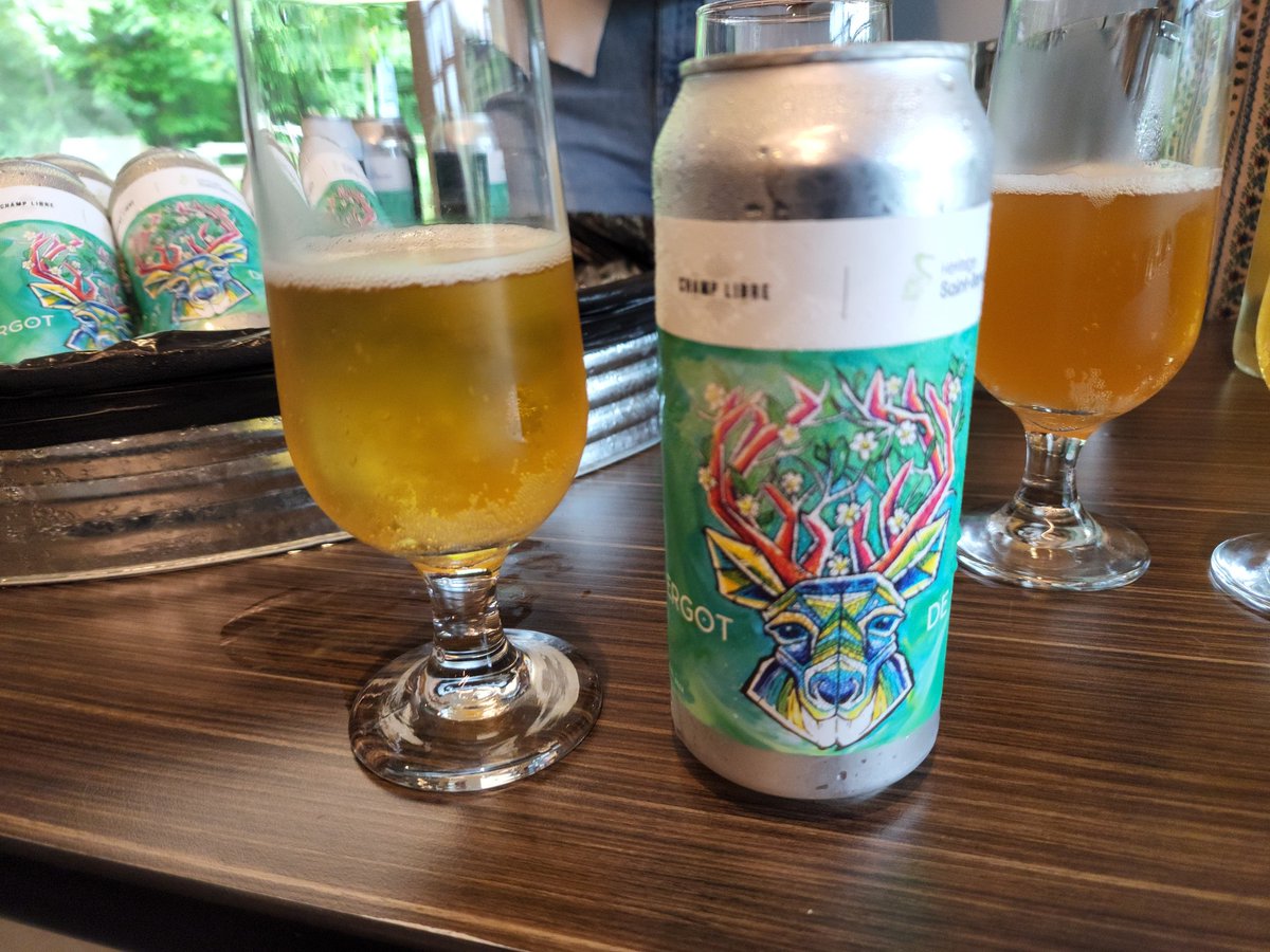 À l'occasion de l'annonce concernant l'aubépine ergot-de-coq, Patrick Cool, président de la Brasserie distillerie Champ libre, a apporté une bière en l'honneur de l'arbre homologué.🌳

Une belle découverte locale!🍺🤩