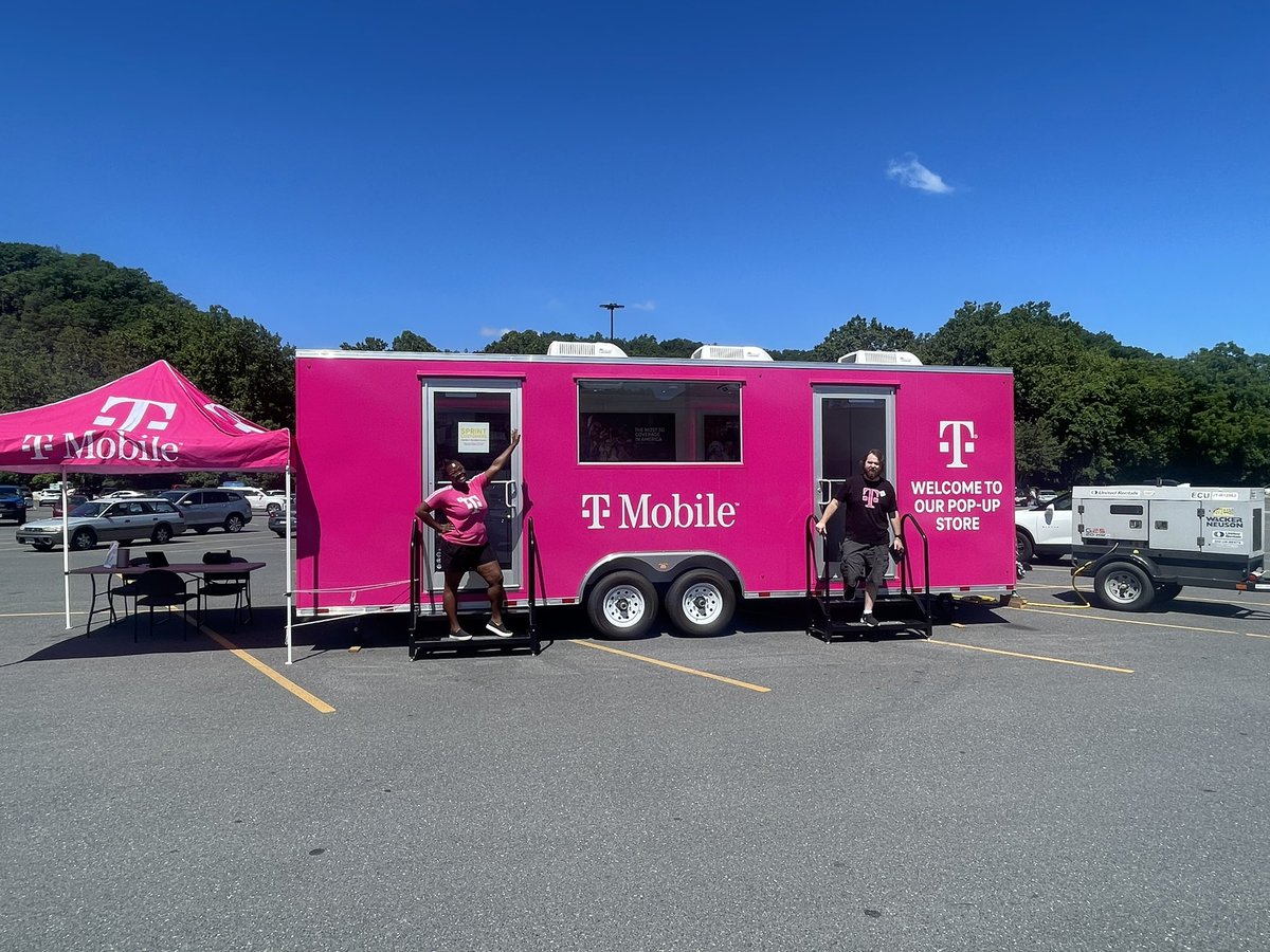 Vivt149's tweet photo. Covington ready to serve our customers again! Grateful for this amazing team and all their hard work the last few days to make this trailer transition smooth 🎉 #roanokerising #bombsquad #herecomestheboom https://t.co/u2ikL2Yv4q