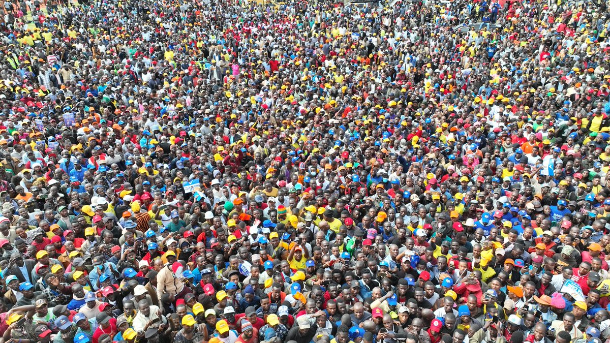 Azimio la Umoja Meru Chapter. This is pure love.
Meru community is safe in Baba and Mama's hands.
#Inawezekana <a href="/RailaOdinga/">The Raila Odinga Amolo Foundation</a> <a href="/MarthaKarua/">Martha Karua</a>
