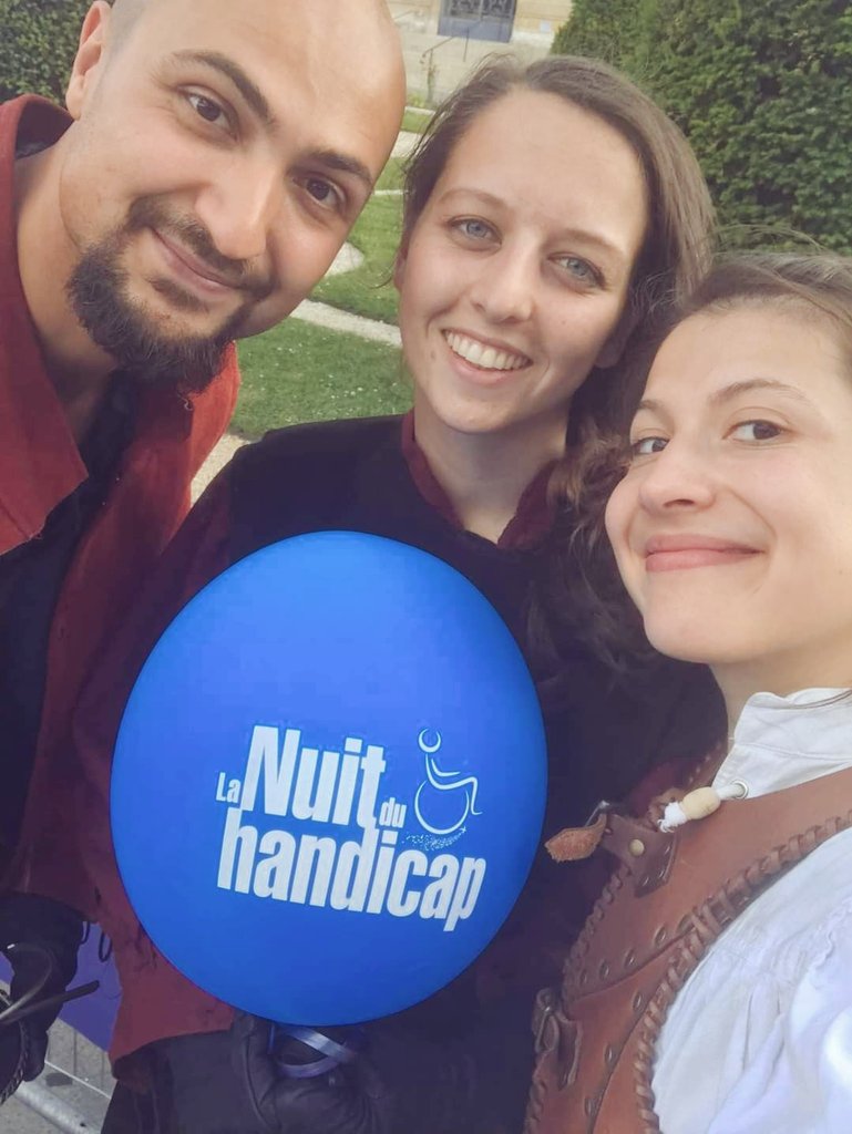Le_CDLP's tweet photo. Nous étions à la @NuitDuHandicap samedi dernier! ⚔️

Nous avons offert avec joie un extrait de notre spectacle Les Lames de l'Histoire, avec l'épique D'Artagnan devant la mairie de @Versailles ! ✨
 
➡️ Nous avons à cœur d'amener le théâtre partout et pour tous les publics ! 🎭 https://t.co/DsNDN9HT2e