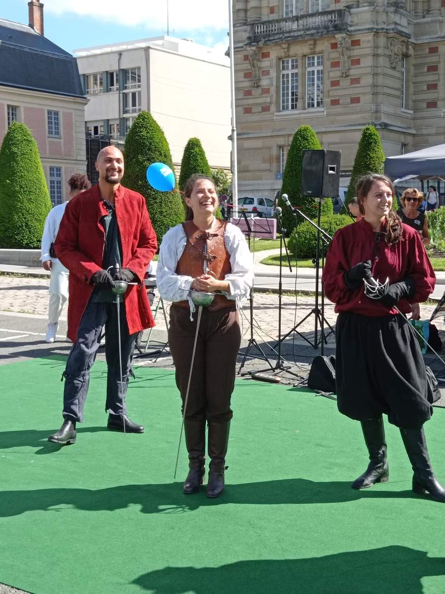 Le_CDLP's tweet photo. Nous étions à la @NuitDuHandicap samedi dernier! ⚔️

Nous avons offert avec joie un extrait de notre spectacle Les Lames de l'Histoire, avec l'épique D'Artagnan devant la mairie de @Versailles ! ✨
 
➡️ Nous avons à cœur d'amener le théâtre partout et pour tous les publics ! 🎭 https://t.co/DsNDN9HT2e
