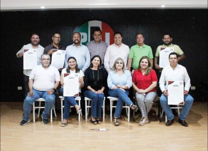 Durante el proceso electoral 2021-2022, este fue el cuarto de estrategia de nuestro partido para Dgo. capital.
Mujeres y hombres comprometidos con nuestra casa política y esas sonrisas son solo muestra del deber cumplido y de absoluta responsabilidad para afrontar lo que se viene