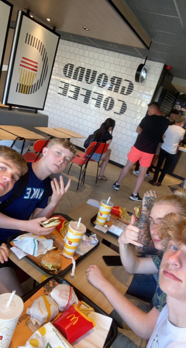 Så er FE.Hawaw ud og spise sig endnu mere tykke som belønning for at rykke op sidste sæson🔫

Tak for maccen <a href="/FEfterskole/">Femmøller Efterskole</a> og @b0ychildCSGO

Og tak for nogle gode stunder☺️
<a href="/sk_gustav/">Gustav SK</a> 
@Sproody_ 
<a href="/AxLMedx/">AxLMedx</a> 
<a href="/sebastianelmst1/">Size</a>, ked af du ik kunne være her😢