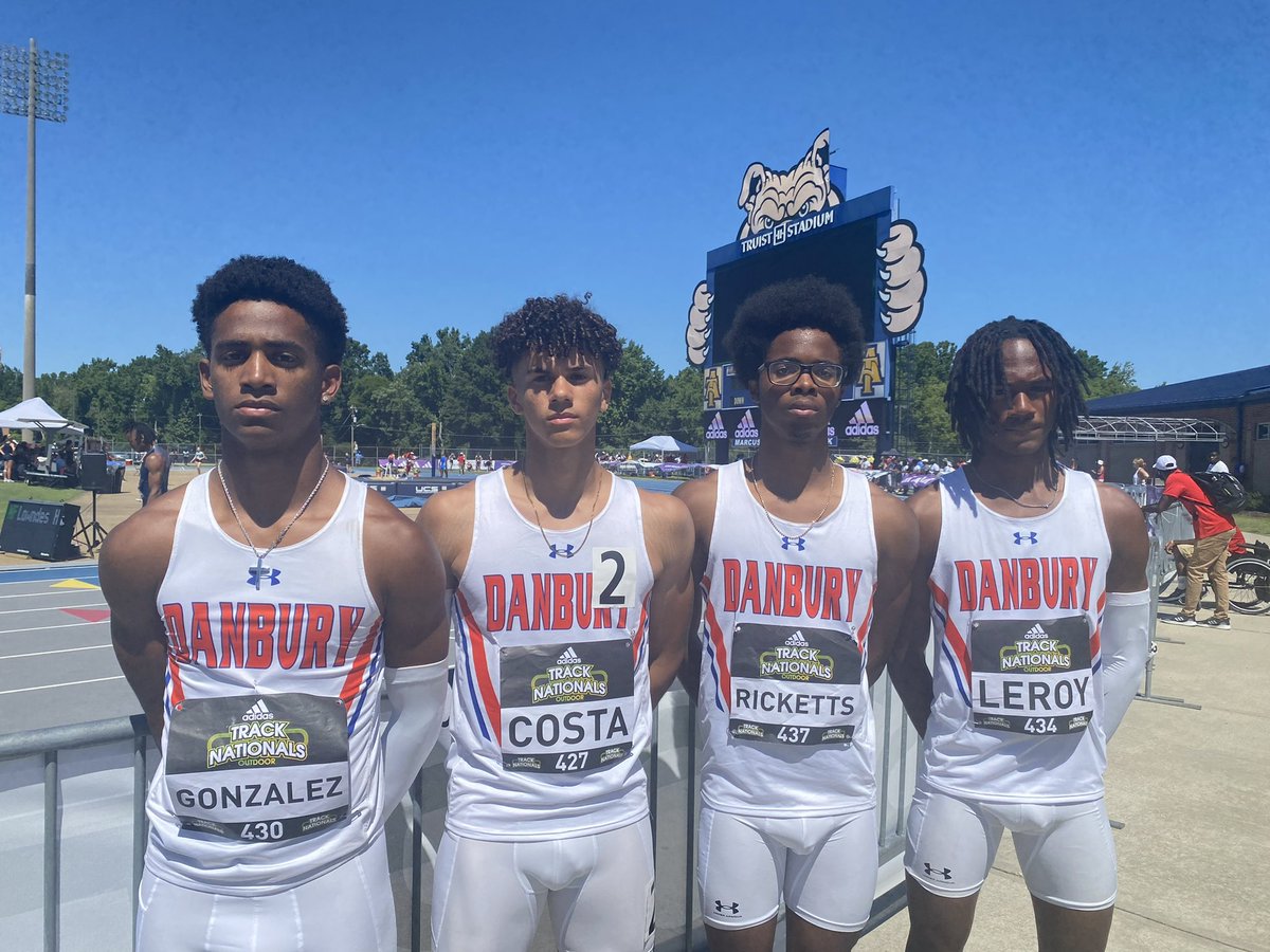 New sophomore 4x1 record at Adidas Nationals 44.31 <a href="/JaydenLeroy5/">Jayden Leroy</a> @aydyngonzalez7 <a href="/victorcosta06/">victor costa</a>