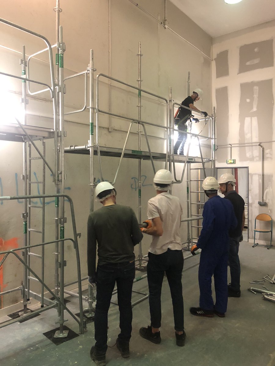 LyceeBTP_Paris's tweet photo. Installation de l’échafaudage pédagogique sur site, au frais et à l’abri des intempéries par les professeurs du @LyceeBTP_Paris pour la certification  #R408 des étudiants de BTS du #BTP @Academie_Paris #SST https://t.co/S6J4DgG6JW