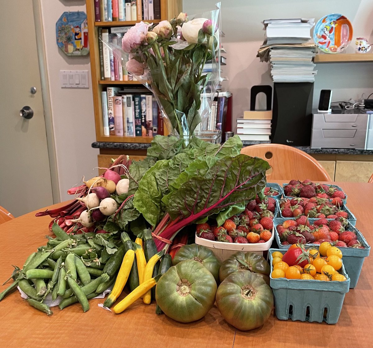 B2CraftProjects's tweet photo. Early summer is in season ⁦@EvanstonMarkets⁩:  a surfeit of strawberries, sweet cherry tomatoes, heirloom tomatoes, Swiss chard, baby squash, English pease, radishes, last of the season rhubarb and peonies. Lots of work to do! https://t.co/1BFYc3Ky4r