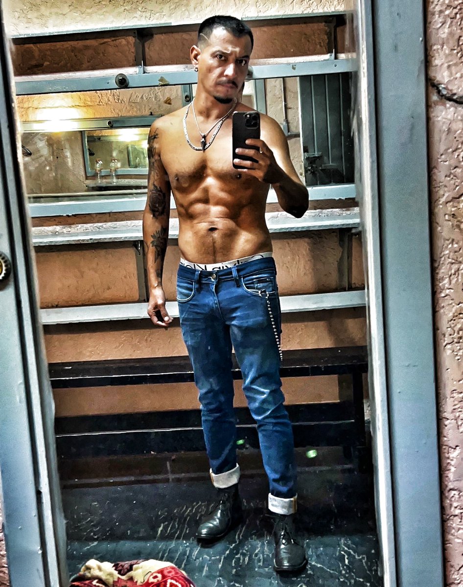 IvanRaday's tweet photo. 🐺 #contodoypormás
#graciasDios #nevergiveup #contodo #sinmiedo  #lasdudasondecovardes #graciasgraciasgracias #monarca2
#cacho #rosariotijeras #seriesnetflix🎬#monarcanetflix #lafiscaldehierro #eldandy #undiaparavivir #PoderPrieto #rutasdelavida #actorlife #hombredevalor🎥 https://t.co/4vr5ZnBGxf