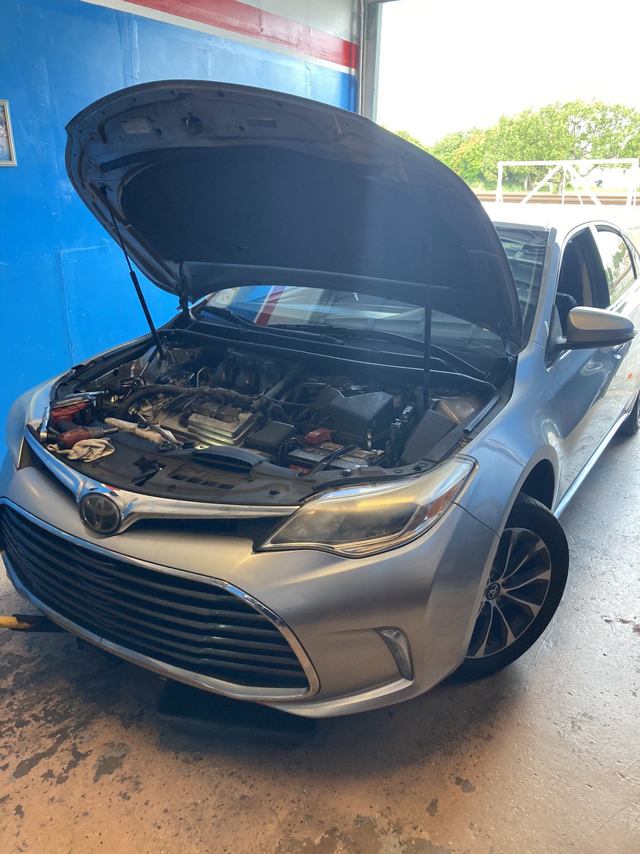 lenalors's tweet photo. We love #Toyota #Avalons so I was hype to see the Fam drop this one of to us π https://t.co/SDsNMVznS7 ππΎ https://t.co/dqe2AN43WS