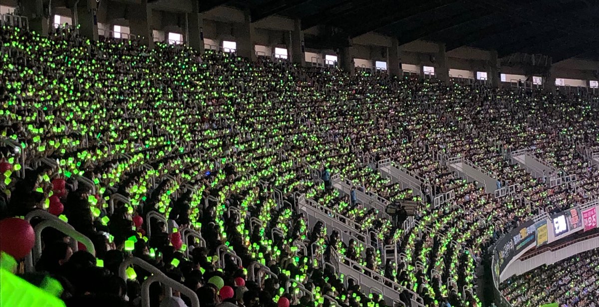 nany_bunny_'s tweet photo. Es que miren todo el poder de nct dream por Dios, no sé cuantas pruebas más o que es lo que necesitan para que ya empiecen con el tour mundial, miren todo el impacto que tienen, yo veo esta imagen y les juro que pienso que es un concierto de ellos y no uno compartido https://t.co/7Kcvp3VuXw