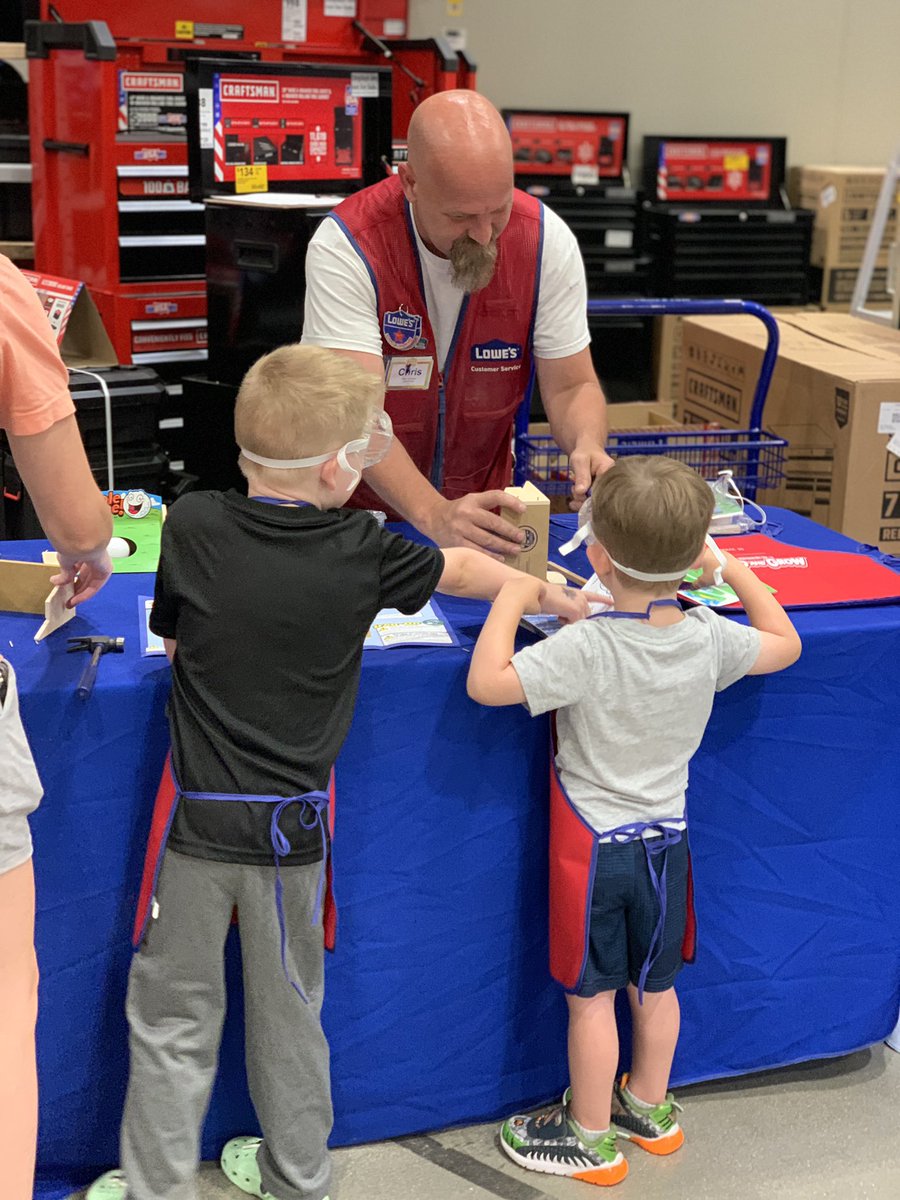 DS Chris was an amazing host today for our Lowe’s Kids Workshop! <a href="/shanejthompson/">Shane Thompson</a> <a href="/BlueTeam_R21/">Lowe’s Region 21</a> <a href="/NXeloures/">Nikki Xeloures</a> <a href="/BrooklynPotter5/">Brooklyn Potter</a>