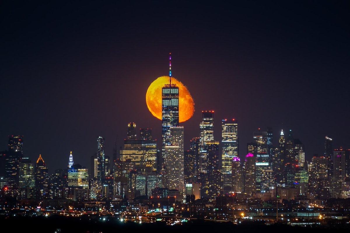 “About last night” Friday nights waning Gibbous moon rising behind lower Manhattan. These photos was taken 13 miles away from #NYC #moon