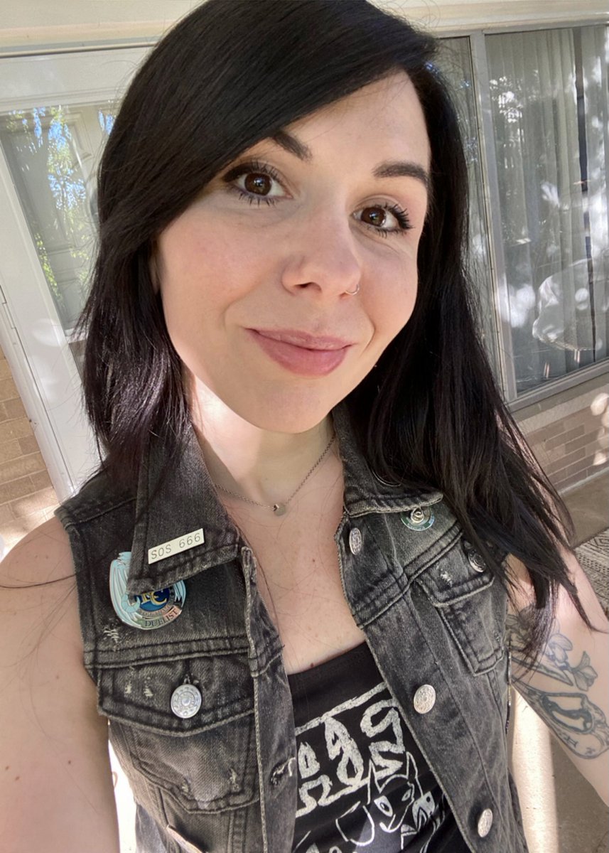 awishwrites's tweet photo. Just a summer goth in her natural habitat (the shade) https://t.co/ubcfk3Y5Xt