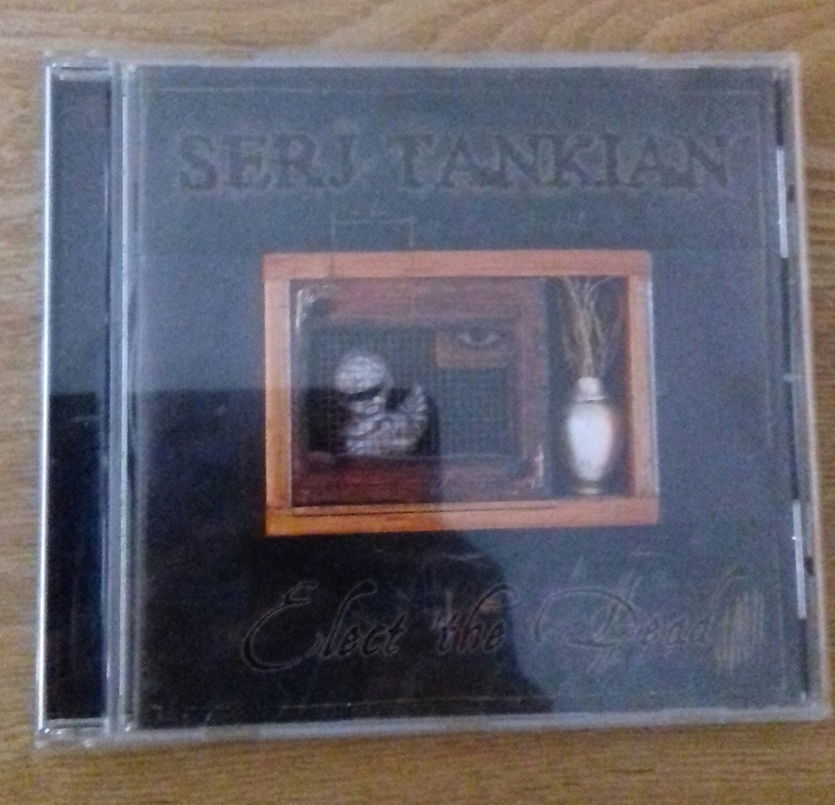 Bastien_L7's tweet photo. Ce premier album de #SerjTankian permet de retrouver la puissance de System of a Down avec un côté plus lyrique appréciable via des compositions imparables et cette voix inimitable. #EmptyWalls #TheUnthinkingMajority #ElecttheDead https://t.co/DkEmMVUFLO