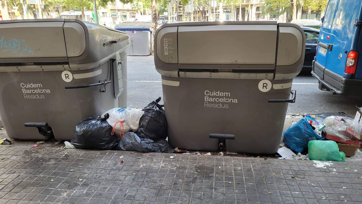 elswatdelbarrio's tweet photo. Mes imatges de la Barcelona que enamora a @adacolau...
#mierdalona #BarcelonaGuanyaVida #percepcio des #cuidemBarcelona
Av Diagonal i Pau Claris... davant del Fornet... https://t.co/QcaPrm3uTU