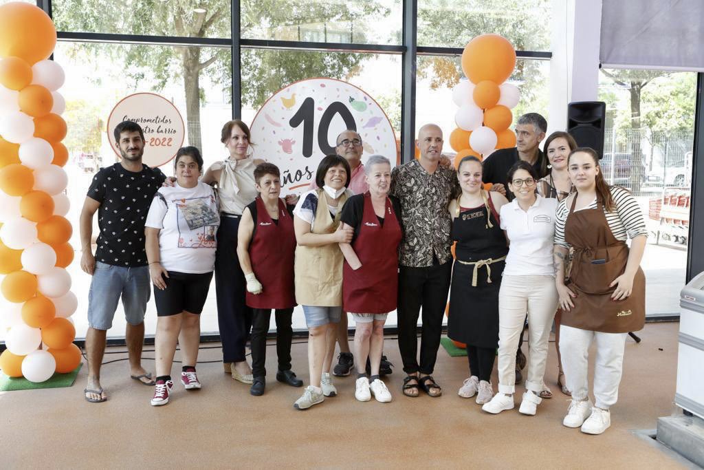 carmenherrarte's tweet photo. Hoy hemos montado una fiesta 🎉 en el Mercado de Vasdespartera para celebrar nuestros primeros 10 años!!!Vecinos y detallistas hemos cantado y bailado juntos como en las familias bien avenidas.
Felicidades Asociación de Detallistas, @Mercazaragoza, @MercadosZgz, clientes y #Jadey https://t.co/xp4r97fmA8